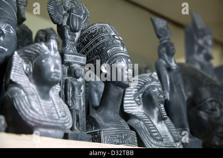 La sculpture sur pierre souvenirs de pharaons, des chats, des scarabées et des dieux en vente dans une boutique de cadeaux touristiques à Louxor Eqypt Banque D'Images