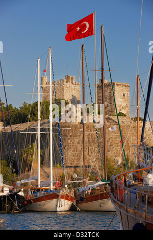 Gulets amarré à Bodrum Marina près du château médiéval de Saint-Pierre construit au début du XVe siècle par les Chevaliers de Saint-Jean. Bodrum, Turquie. Banque D'Images