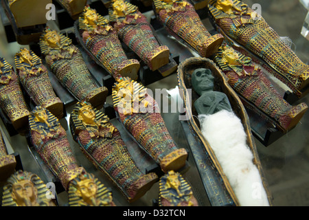 La sculpture sur pierre souvenirs de pharaons, des chats, des scarabées et des dieux en vente dans une boutique de cadeaux touristiques à Louxor Eqypt Banque D'Images