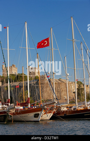 Gulets amarré à Bodrum Marina près du château médiéval de Saint-Pierre construit au début du XVe siècle par les Chevaliers de Saint-Jean. Bodrum, Turquie. Banque D'Images