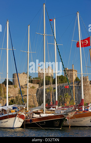 Des gulets turcs traditionnels amarrés dans le port de plaisance de Bodrum au château des Chevaliers de Saint-Jean (le château de Saint-Pierre). Bodrum, province de Mugla, Turquie. Banque D'Images