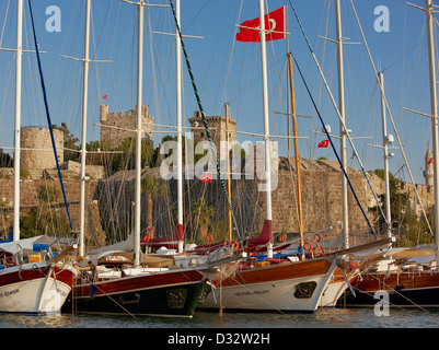 Gulets amarrés dans la marina de Bodrum au château médiéval de Saint-Pierre construit au début du XVe siècle par les Chevaliers de Saint-Jean. Bodrum, Turquie. Banque D'Images