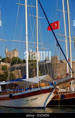 Gulets amarré à Bodrum Marina près du château médiéval de Saint-Pierre construit au début du XVe siècle par les Chevaliers de Saint-Jean. Bodrum, Turquie. Banque D'Images