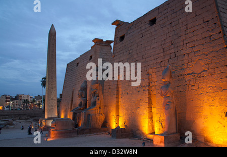 Le premier pylône construit par Ramses 2ème forme la façade du temple de Louxor en Égypte Banque D'Images