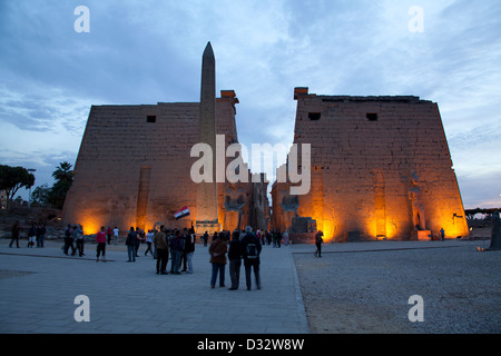 Le premier pylône construit par Ramses 2ème forme la façade du temple de Louxor en Égypte Banque D'Images