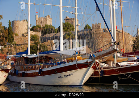 Des gulets turcs traditionnels amarrés dans le port de plaisance de Bodrum au château des Chevaliers de Saint-Jean (le château de Saint-Pierre). Bodrum, province de Mugla, Turquie. Banque D'Images