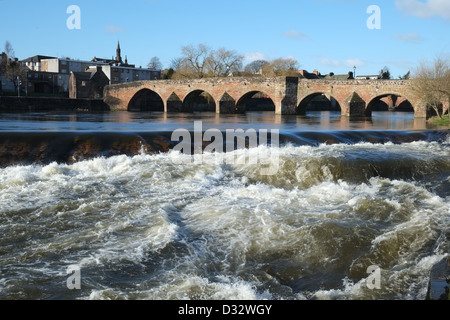 Vieux Pont et Weir à travers River Nith, Dumfries, Ecosse - aka le 'pont' et Devorgilla Caul Banque D'Images