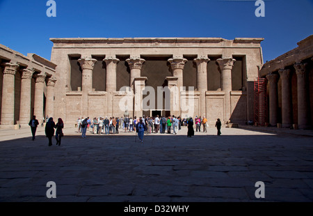 Cour intérieure du Temple d'Horus à Edfou sur le Nil en Egypte. Banque D'Images