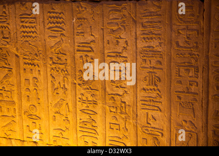 Hiéroglyphes sur le Temple de Kom Ombo par le Nil en Egypte Banque D'Images