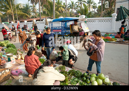 Familles sur les courses au marché au petit matin Luang Prabang au Laos Banque D'Images