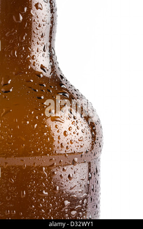 Les gouttelettes d'eau glacée sur la bouteille de bière brune Banque D'Images