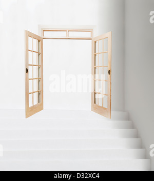 Portes-ouvertes en haut de l'escalier blanc Banque D'Images