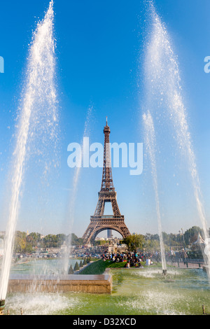 La Tour Eiffel et le Trocadéro Fontaines, Paris, France, Europe. Banque D'Images
