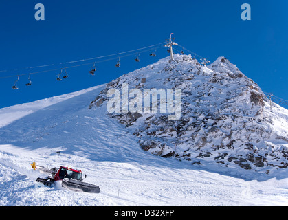 Télésiège et snowgroomer à glacier de Hintertux dans Alpes de Zillertal en Autriche Banque D'Images