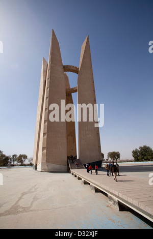 Haut Barrage sur le Nil en Egypte et le monument en forme de lotus sur elle construit par l'Union Soviétique Banque D'Images