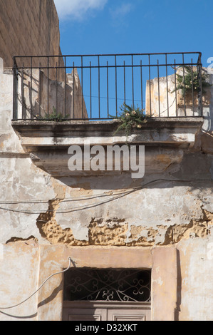 Gozo, scène de rue, pacifique, aucun peuple, aucun trafic, murs en pierre, dalle de pierre , balcon, vieille porte, peinture de déroulage Banque D'Images