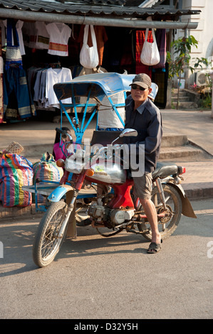 Moto taxi et rider à Luang Prabang au Laos Banque D'Images