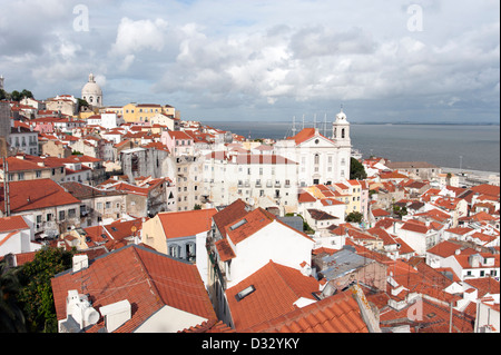 Vue sur l'Alfama de Miradouro de Santa Luzia, Lisbonne, Portugal Banque D'Images