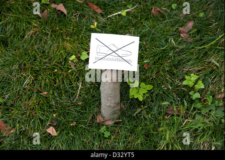 Restez à l'écart l'herbe sign Banque D'Images