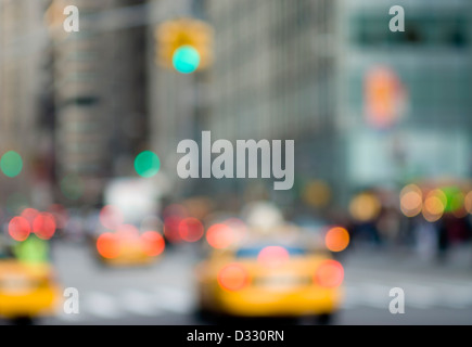 Résumé de la scène urbaine avec circulation et taxis, New York City. Banque D'Images