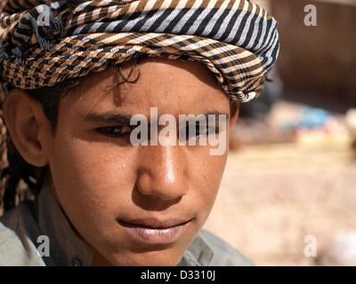 Fronçant les Bédouins arabes boy au Mt Sinaï, Saint Luc, l'Égypte. Banque D'Images