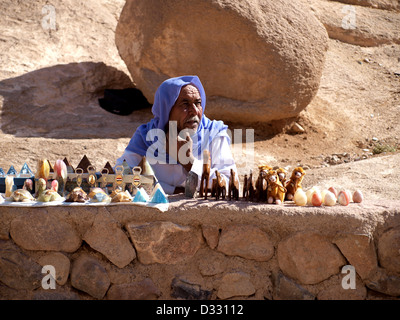 Homme Bédouins arabes vendant des souvenirs au Mont Sinaï, Saint Luc, l'Égypte. Banque D'Images
