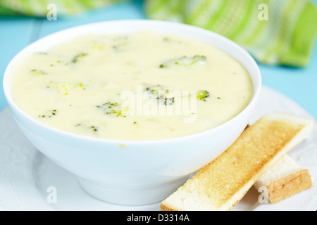 Bol de soupe au fromage brocoli et cheddar Banque D'Images