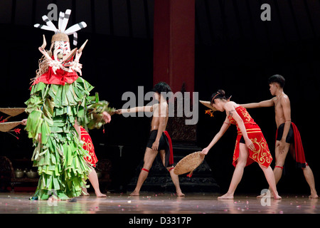 Une troupe de danse javanaise exécuter une danse contemporaine en solo (Surakarta), Java, Indonésie Banque D'Images