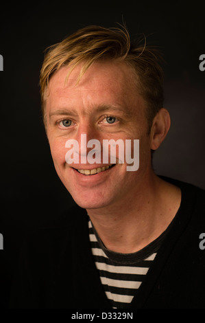 Un homme blond slim homme, fin des années 30 / début des années 40, seul, seul solo smiling happy confiant, UK Banque D'Images