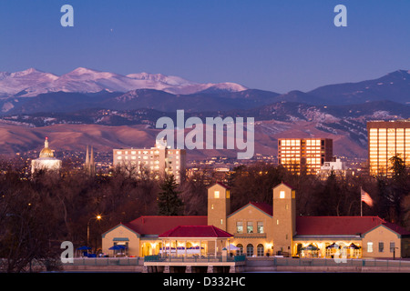 L'horizon de Denver au lever du soleil en hiver. Banque D'Images