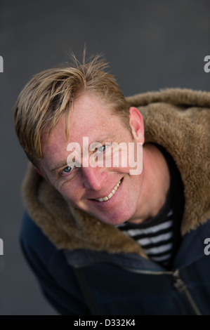 Un homme blond slim homme, fin des années 30 / début des années 40, seul, seul solo smiling happy confiant, UK Banque D'Images