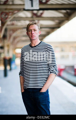 Un homme blond slim homme, fin des années 30 / début des années 40, seul à seul, solo triste UK Banque D'Images