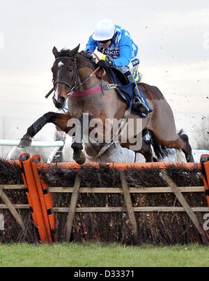 Huntingdon Race Course. Le Cambridgeshire. 7 février 2013. Professeur d'art gagnant monté par Aidan Coleman saute la dernière clôture. La race 5. 32Red.com Handicap obstacle. Fen Chatteris journée de course.. Credit : Sport en images / Alamy Live News Banque D'Images