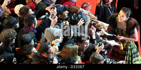 Berlin, Allemagne. 7 février 2013. L'actrice chinoise Zhang Ziyi arrive pour la première du film 'Le Grand Maître' ('Yi Dai zong shi') durant le 63ème Festival du Film de Berlin, à Berlin, Allemagne, 07 février 2013. Le film a été choisi comme film d'ouverture de la Berlinale et s'exécute dans l'article officiel de compétition. Photo : Wolfgang Kumm/dpa Banque D'Images