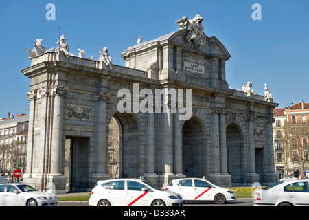 Puerta de Alcalá madrid espagne taxi cab Banque D'Images