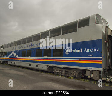 28 juin 2012 - L'Arrondissement de Denali, Alaska, États-Unis - un McKinley Explorer bi-niveau de luxe dome en verre manger-salon railcar. administré par Holland America Cruise Lines, attend les passagers à la station du parc national de Denali. En cours d'exécution sur l'Alaska Railroad ils permettent aux voyageurs d'une vue sur la magnifique nature sauvage immaculée de l'Alaska tout en étant propice, choyé. (Crédit Image : © Arnold Drapkin/ZUMAPRESS.com) Banque D'Images