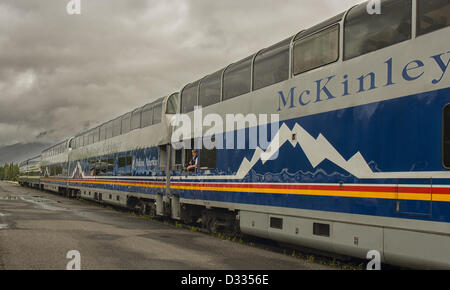 28 juin 2012 - L'Arrondissement de Denali, Alaska, États-Unis - McKinley Explorer bi-niveau de luxe dome en verre manger-salon wagons. administré par Holland America Cruise Lines, attendre les passagers à la station du parc national de Denali. En cours d'exécution sur l'Alaska Railroad ils permettent aux voyageurs d'une vue sur la magnifique nature sauvage immaculée de l'Alaska tout en étant propice, choyé. (Crédit Image : © Arnold Drapkin/ZUMAPRESS.com) Banque D'Images