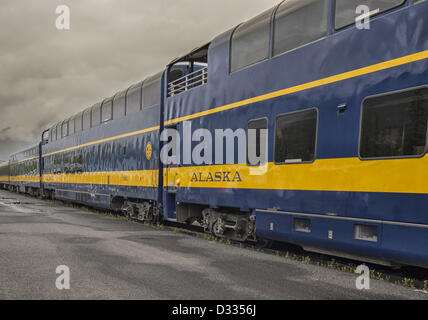 28 juin 2012 - L'Arrondissement de Denali, Alaska, Etats-Unis - l'Alaska Railroad bi-niveau de luxe d'un dôme de verre wagons passagers à l'attendent le parc national Denali rail station. L'une des méthodes la plus favorisée d'atteindre cet emblématique national park qu'ils offrent aux voyageurs une vue de la belle nature sauvage immaculée de l'Alaska. (Crédit Image : © Arnold Drapkin/ZUMAPRESS.com) Banque D'Images