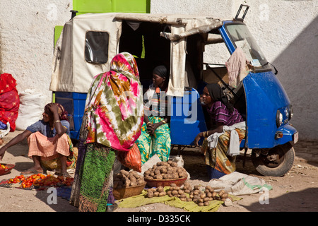 Les femmes s'asseoir dans un Tuk Tuk Taxi vente de légumes, Jugol (vieille ville), Harar, Ethiopie Banque D'Images