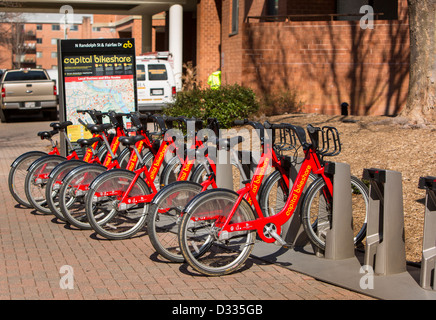 ARLINGTON, VIRGINIA, USA - Capital Bikeshare porte-vélo avec des vélos à louer. Banque D'Images