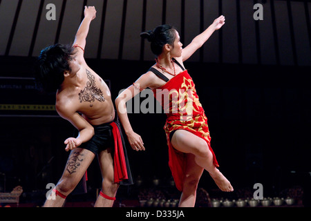 Une troupe de danse javanaise exécuter une danse contemporaine en solo (Surakarta), Java, Indonésie Banque D'Images