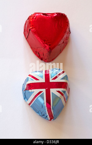 Deux chocolats en forme de coeur, l'un en aluminium Union Jack et une en aluminium rouge isolé sur fond blanc Banque D'Images