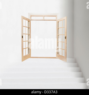 Portes-ouvertes en haut de l'escalier blanc Banque D'Images