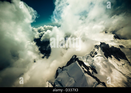 Photo aérienne de beaux nuages au-dessus du Parc National du Mont Cook en Nouvelle-Zélande. Banque D'Images