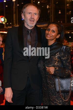 Le photographe hollandais Anton Corbijn et client arrive pour la première du film 'Le Grand Maître' ('Yi Dai zong shi') durant le 63ème Festival du Film de Berlin, à Berlin, Allemagne, 07 février 2013. Le film a été choisi comme film d'ouverture de la Berlinale et s'exécute dans la section officielle hors compétition. Photo : Britta Pedersen/dpa Banque D'Images