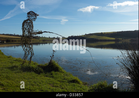 De l'homme sculpture Willow à pêche réservoir Wimbleball Somerset Exmoor National Park Banque D'Images