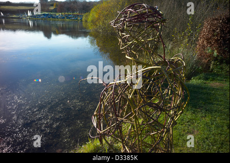 De l'homme sculpture Willow à pêche réservoir Wimbleball Somerset Exmoor National Park Banque D'Images