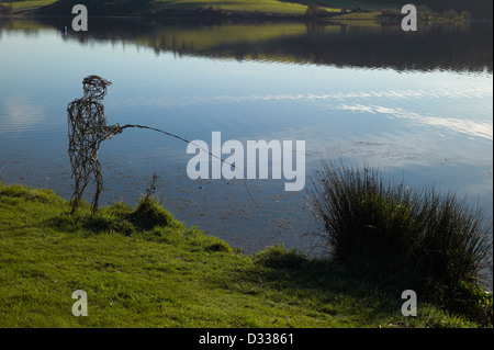 De l'homme sculpture Willow à pêche réservoir Wimbleball Somerset Exmoor National Park Banque D'Images