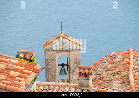 Cité médiévale d'Eze perché sur une colline dominant la mer Méditerranée Banque D'Images