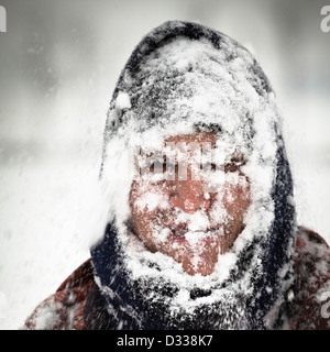 L'homme couvert de neige dans une tempête de neige lourde. Banque D'Images